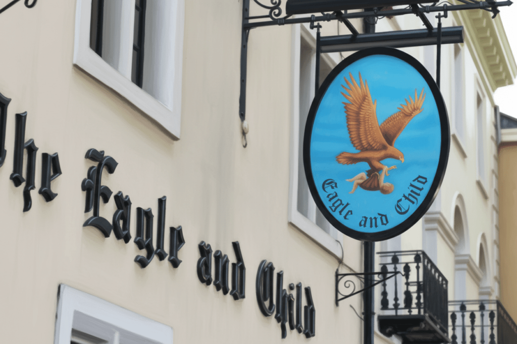 "Facciata del pub The Eagle and Child di Oxford con insegna raffigurante un'aquila che porta un bambino - storico ritrovo del circolo letterario degli Inklings con Tolkien, Lewis e Williams"