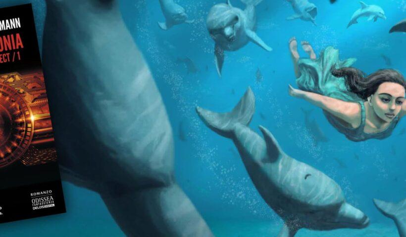 Copertina del romanzo di fantascienza La Prima Colonia di Edoardo Volpi Kellermann (The Montecristo Project 1, Delos Digital), sovrapposta a un'illustrazione fantasy di una ragazza che nuota sott'acqua circondata da delfini.