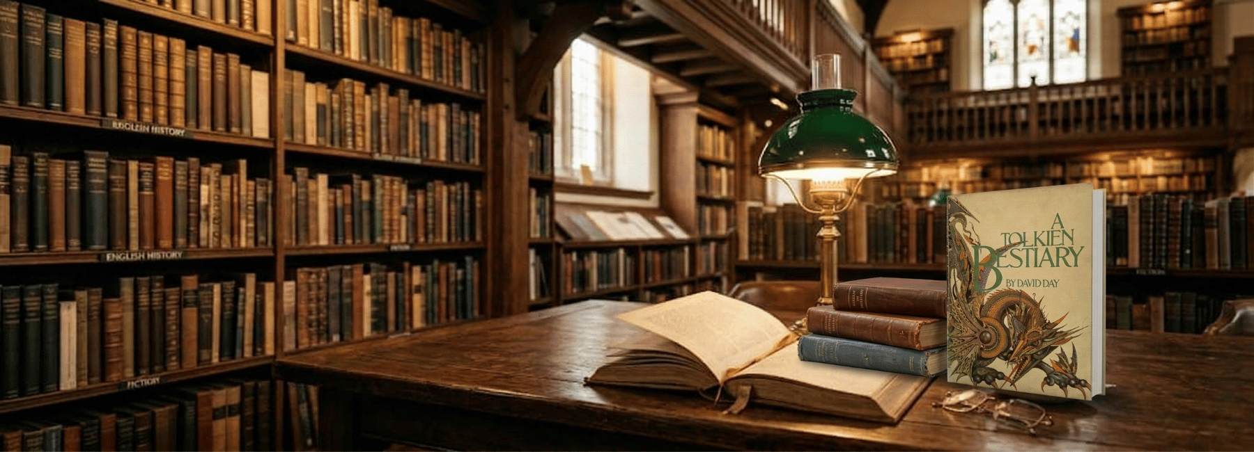 Un'affascinante veduta di un'antica biblioteca in legno con scaffali colmi di libri rari, riscaldata dalla luce calda di una lampada verde in ottone posata su uno scrittoio di quercia. In primo piano, il celebre libro illustrato "Il Bestiario di Tolkien" di David Day, con la copertina che ritrae un maestoso drago in stile meccanico tra i libri della biblioteca.