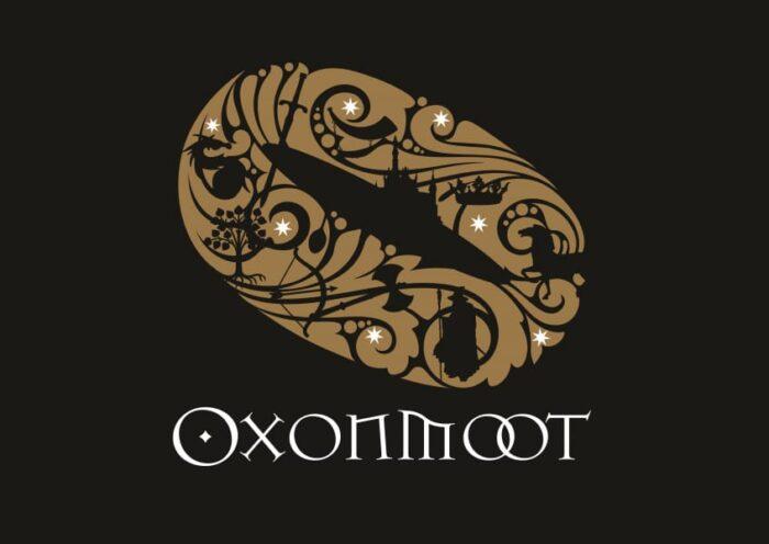 Logo Oxonmoot color oro, su sfondo nero, con forma ad anello ispirata all’Unico Anello di Sauron, decorata con silhouette del mondo di J. R. R. Tolkien e simboli fantasy legati alla Terra di Mezzo.