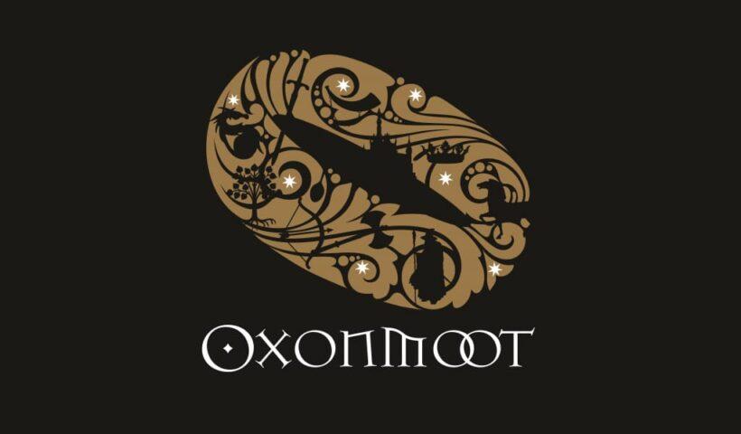 Logo Oxonmoot color oro, su sfondo nero, con forma ad anello ispirata all’Unico Anello di Sauron, decorata con silhouette del mondo di J. R. R. Tolkien e simboli fantasy legati alla Terra di Mezzo.
