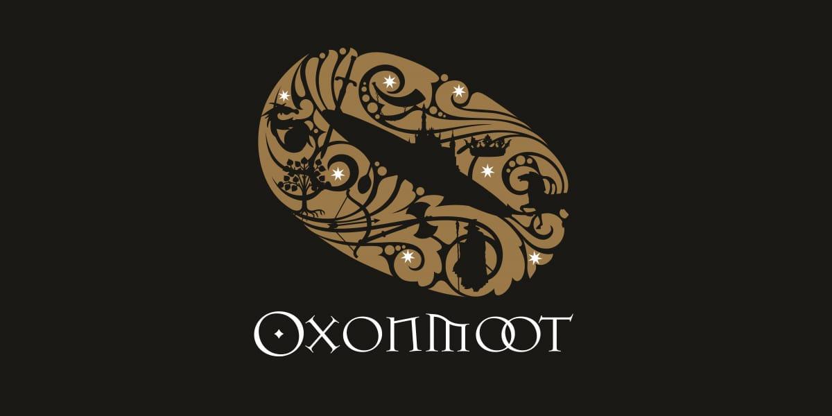 Logo Oxonmoot color oro, su sfondo nero, con forma ad anello ispirata all’Unico Anello di Sauron, decorata con silhouette del mondo di J. R. R. Tolkien e simboli fantasy legati alla Terra di Mezzo.