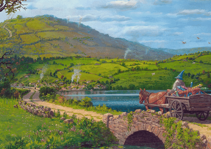 Paesaggio rurale in stile tolkieniano con ponte di pietra, carro trainato da cavallo e figura con cappello blu, colline verdi e villaggio sullo sfondo.