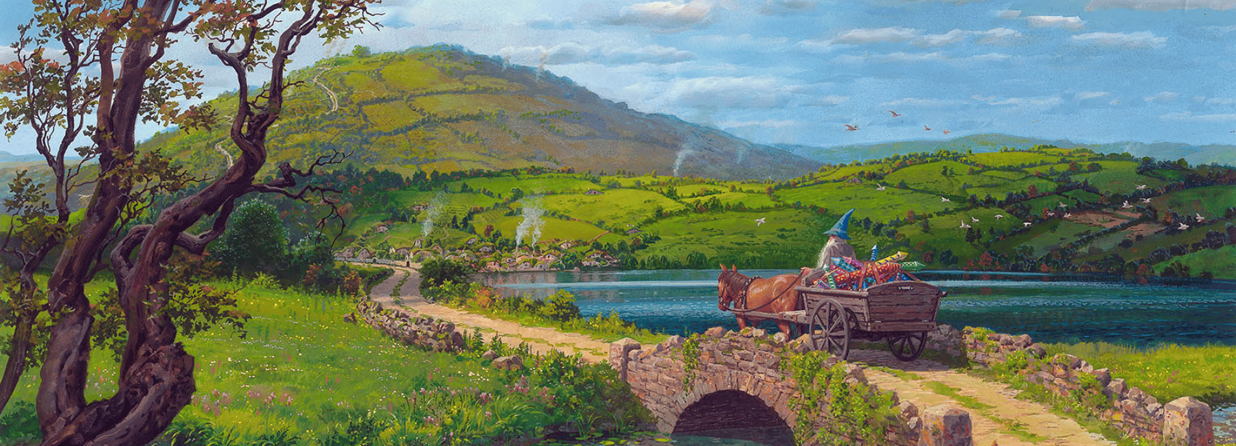 Paesaggio rurale in stile tolkieniano con ponte di pietra, carro trainato da cavallo e figura con cappello blu, colline verdi e villaggio sullo sfondo.